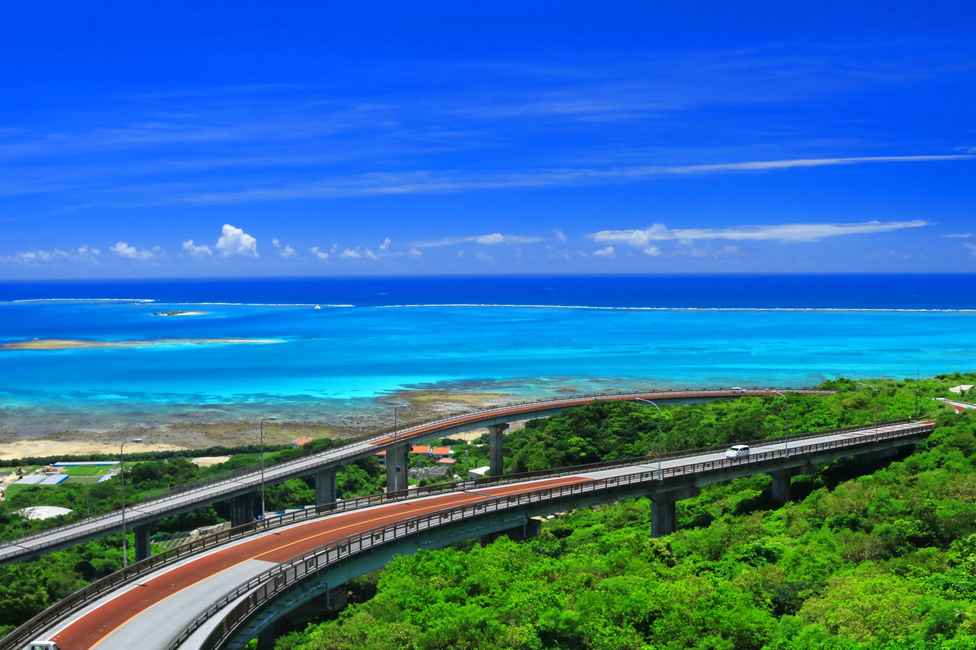 Departing from Naha, drive up the Niraikanai Bridge, then sweep down through the valley straight toward the deep-blue East China Sea.