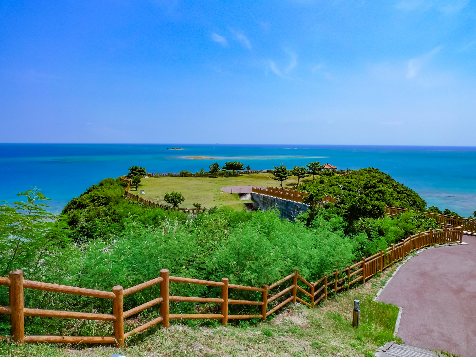 Stroll in the sea breeze at Chinen Cape Park, gaze out to Kudaka Island, and capture Okinawa’s most soothing southern seascape—where sky and ocean blend as one.