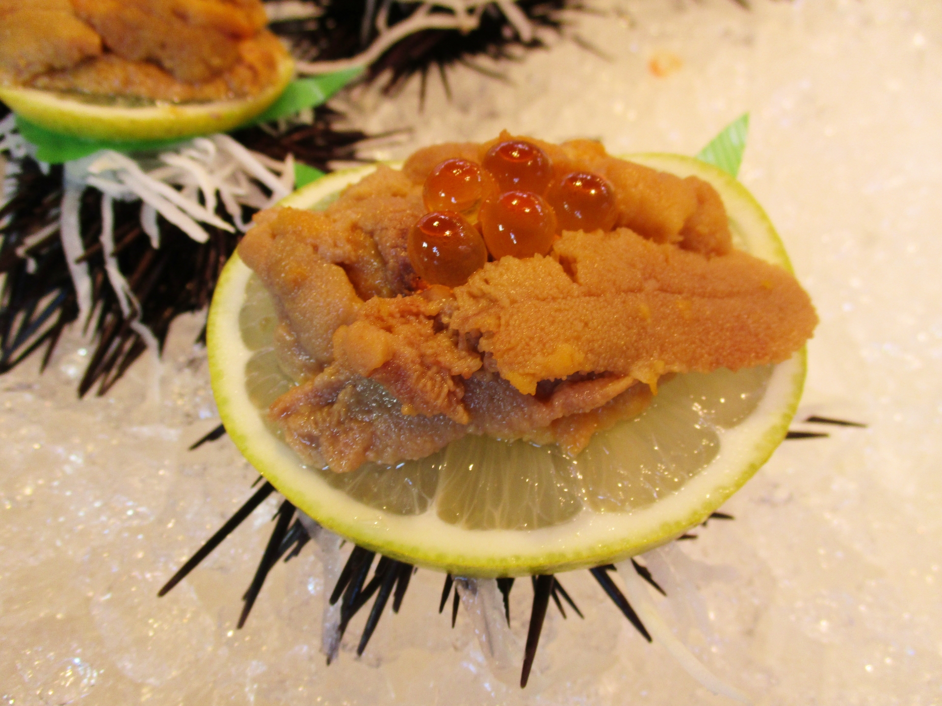 Shop for freshly caught seafood at Itoman Fish Market in the closest way to a fishing port, and savor Okinawa’s sweet freshness and lively atmosphere.