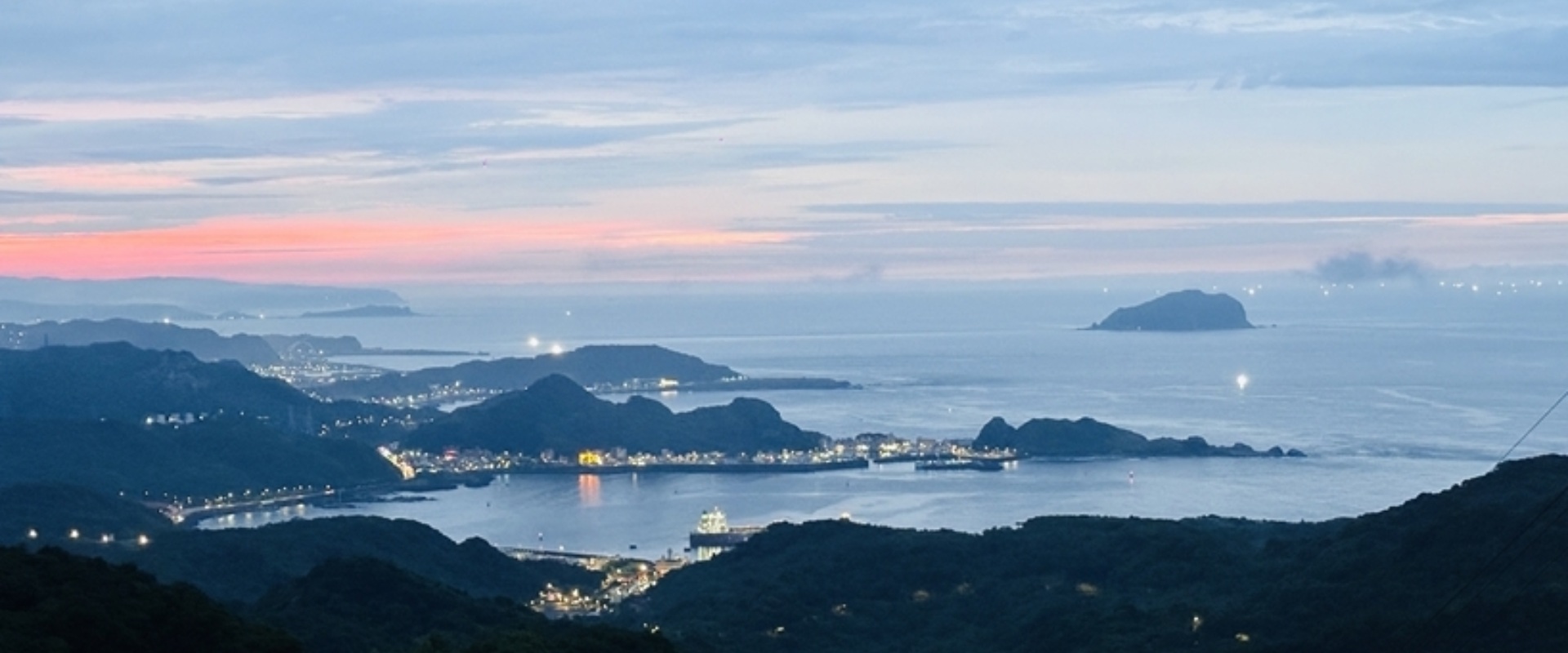 九份老街-同時擁有高山屏障與遼闊海景的九份,除了有首屈一指的山海風光,春夏秋冬晴雨晨昏日夜景致各具物色。區內任何面海窗戶、陽臺、門口埕等地,均可欣賞到不同季節、相異時段的自然景觀、青鬱尖聳的雞籠山與開闊碧藍的港灣海濱。