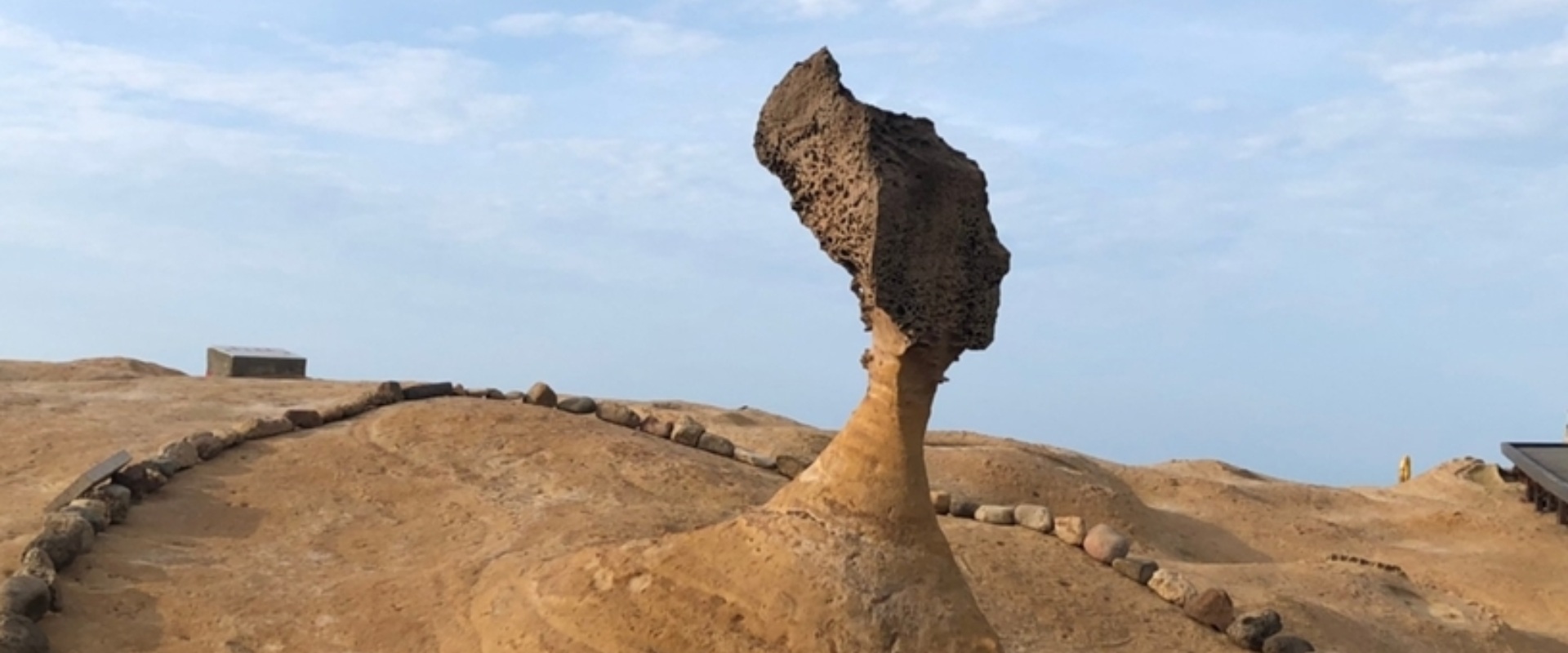 野柳地質公園-野柳地質公園,是大屯山餘脈延伸至海中的岬角,受到風化、海蝕及地殼運動等作用,造就了蕈狀岩、海蝕洞、豆腐石、燭狀岩及壺穴等奇景,「女王頭」更是是揚名國際的天然風景名勝地標。
