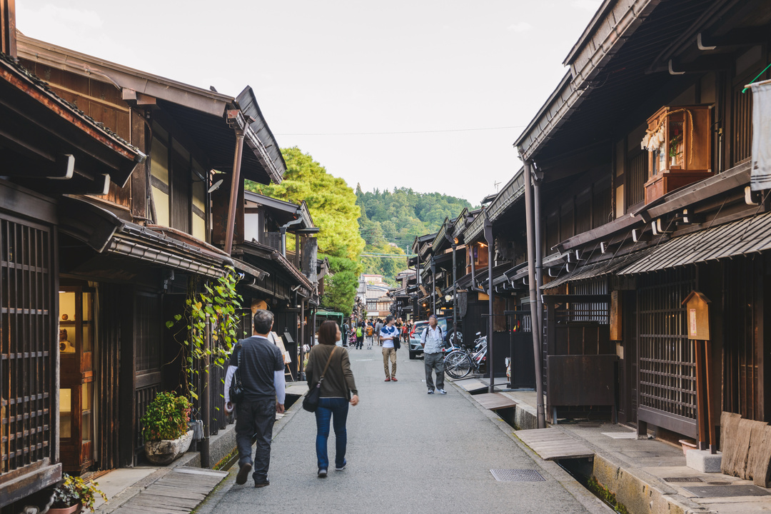 飛驒高山老街保留江戶時代的木造町家與小店鋪,沿著巷弄慢慢逛、細細聞酒香與炭火香,體驗不被打擾的古鎮步調。