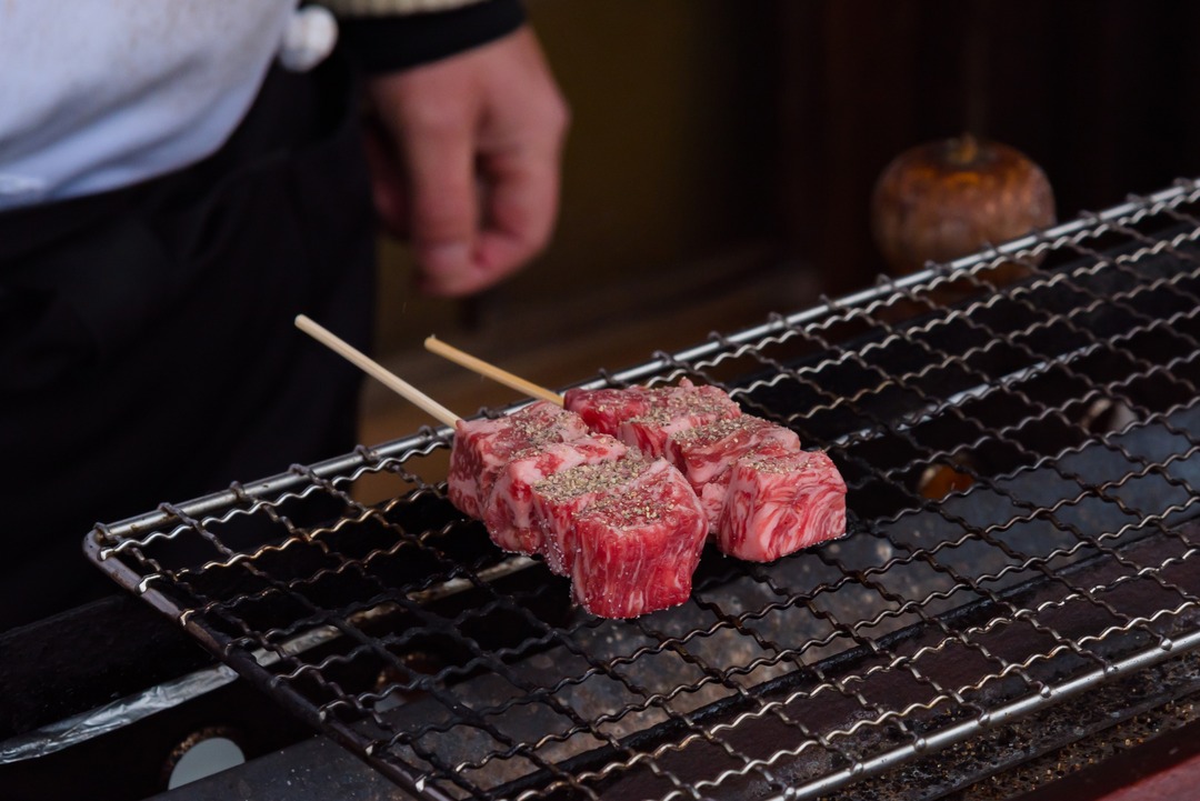 自由散策時間充足,推薦品嚐飛驒牛、味噌串燒與手作點心;邊吃邊逛,把白川鄉合掌村與飛驒高山的日常風味收進旅途回憶。