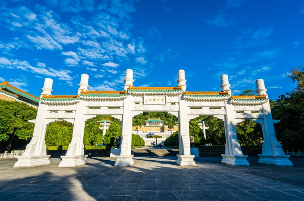 Led by a professional National Palace Museum guide, dive into the Palace Museum’s history, culture, and the stories behind its masterpieces.