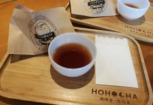 享譽國際的「日月潭紅玉紅茶」 「HOHOCHA喝喝茶」為台灣香日月潭紅茶廠旗下品牌,園區佔地4公頃,包含主題館與觀光茶園、露營區,主題館是一棟三層樓的日式風格建築,以日系時尚的極簡風格結合在地元素,打造山林間的慢步調生活氛圍,還沒進入館內,就能聞到紅玉茶葉蛋的香氣。在這裡,旅客可品嚐到一杯溫潤的紅玉紅茶以及一顆燉煮需36小時以上又彈嫩入味的紅茶茶葉蛋,絕對是來日月潭必嚐美食! 5. 用牡蠣殼粉建造