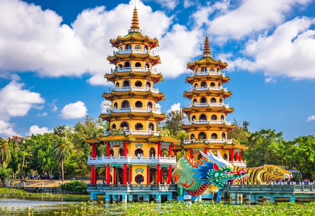 清代鳳山八景~蓮池潭 位於高雄市左營區的蓮池潭,昔稱蓮花潭,因於潭周種蓮植荷,每至夏日齊開盛放,景色相當秀麗,為清代鳳山八景的「泮水荷香」,不僅擁有遼闊的潭池風光,北可望半屏山,南可眺龜山,東西兩側的市街鐵道之景別有一番風情。現因湖畔半屏山特殊造型與龍虎塔遠近倒映水中,而以「蓮潭夕照」聞名。潭上亭台樓閣林立,潭畔遍植垂柳,景緻秀麗,水霧濛濛,景色若隱若現,給予人難以言喻的神秘感。
