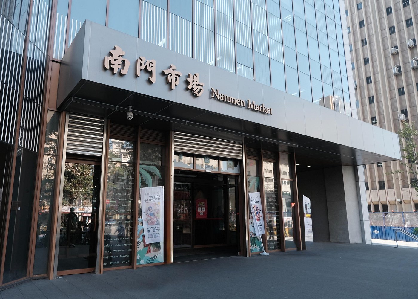 南門市場 台北を代表する伝統市場の一つ。近年リニューアルを終え、清潔で快適に。老舗グルメや各地の乾物・食料品が集結。滷味(煮込み料理)、焼き物、菓子、乾物などを味わえるほか、お土産も購入できます。