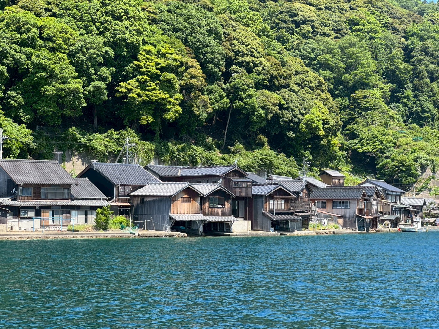 伊根舟屋 被譽為「京都威尼斯」,是京都北部最具代表性的海上漁村景點之一。沿著伊根灣排列著約 230 間傳統舟屋,一樓作為停船與漁具倉庫,二樓則是生活空間,是日本極具特色且保存完整的傳統建築景觀。