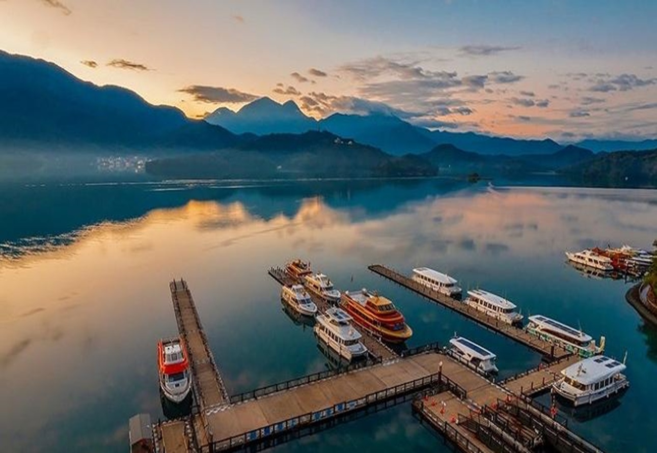 在日月潭遊湖的微風裡放慢步調,岸線與山影交織成電影畫面;回到涵碧樓,以窗景與靜謐把旅程拉長,最適合細細品味的三日。