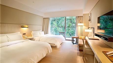 Chihpen Century Hotel is located in the Zhiben Hot Spring area of Taitung. A well-known hot-spring resort, it’s famous for its “beauty bath” sodium bicarbonate spring, spacious and comfortable rooms, and family-friendly leisure facilities—ideal for relaxing soaks and a laid-back getaway.