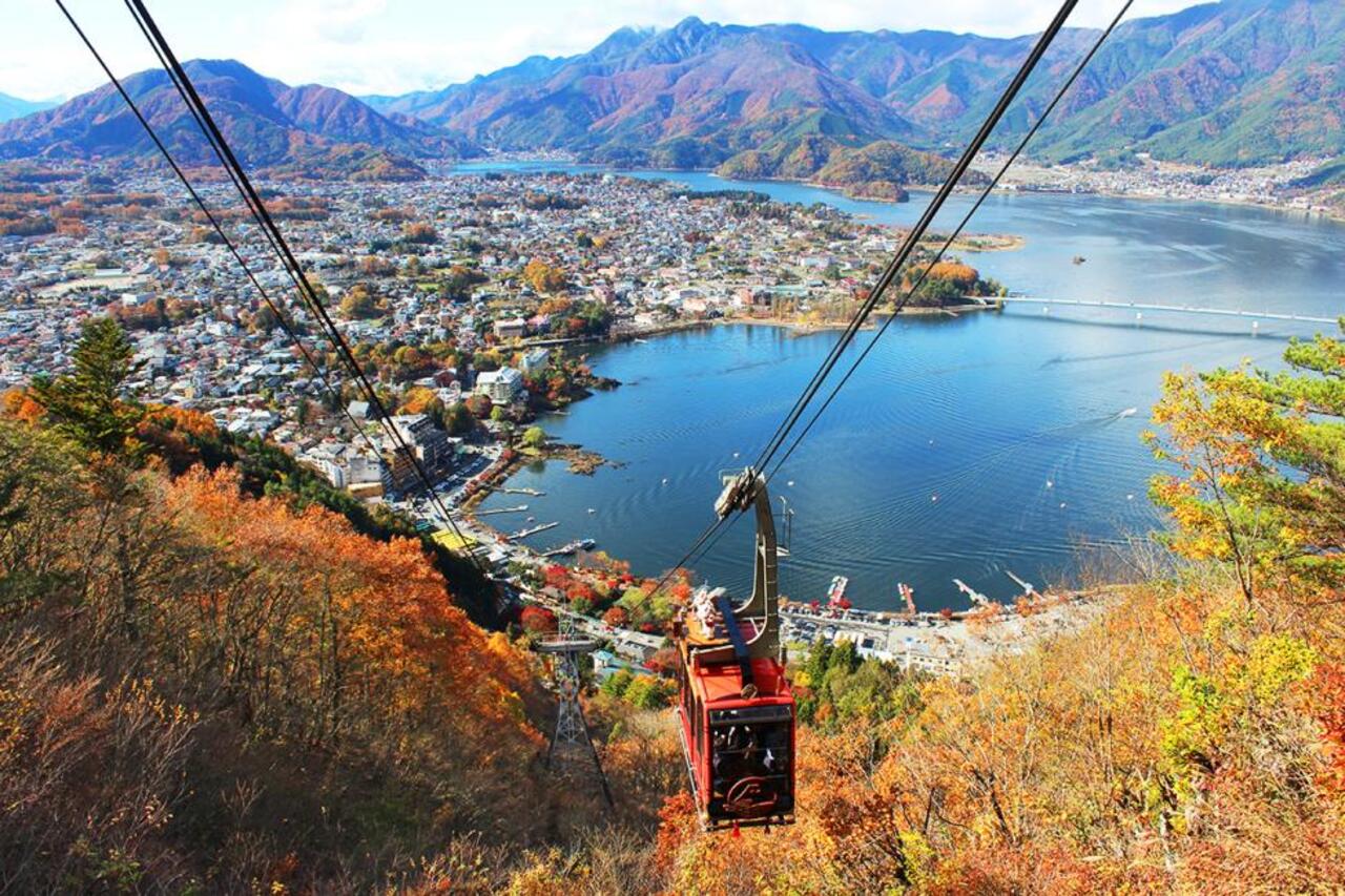 搭乘富士天上山全景纜車緩緩升空，河口湖在腳下展開，富士山與湖面同框成絕景；精選觀景角度，讓照片更有層次與質感。