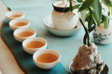 From tea gardens to the tea table, savor tea and connect through conversation. Discover the terroir stories within each leaf, and in the lingering aroma, experience the unique charm and character of Taitung Red Oolong.