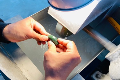 Taiwanese nephrite from Fengtian, Hualien carries a dazzling memory where mineral riches and time intertwine. Through hands-on stone selection and meticulous polishing, its gentle luster is awakened, reviving a classic elegance born of Taiwan’s land.