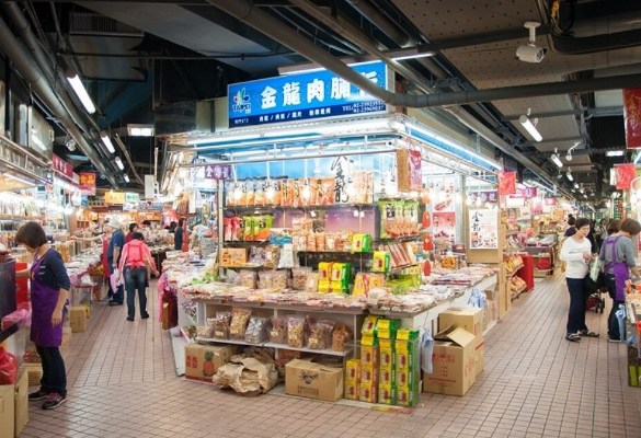 走進南門市場,嗅聞熟食與乾貨的香氣,邊逛邊聽在地人情;用輕奢節奏挑選台北味伴手與小吃,讓味蕾記住這趟旅行。