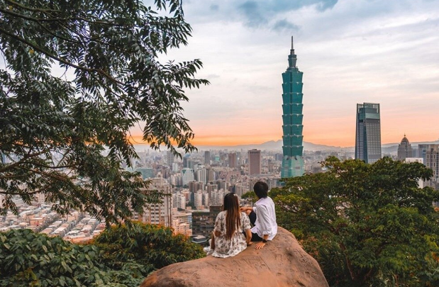 Hike the Xiangshan Trail and follow your guide to master light and composition, unlocking the most iconic view of Taipei 101. With a light sweat and a gentle breeze, bring home your own city-worthy shots.
