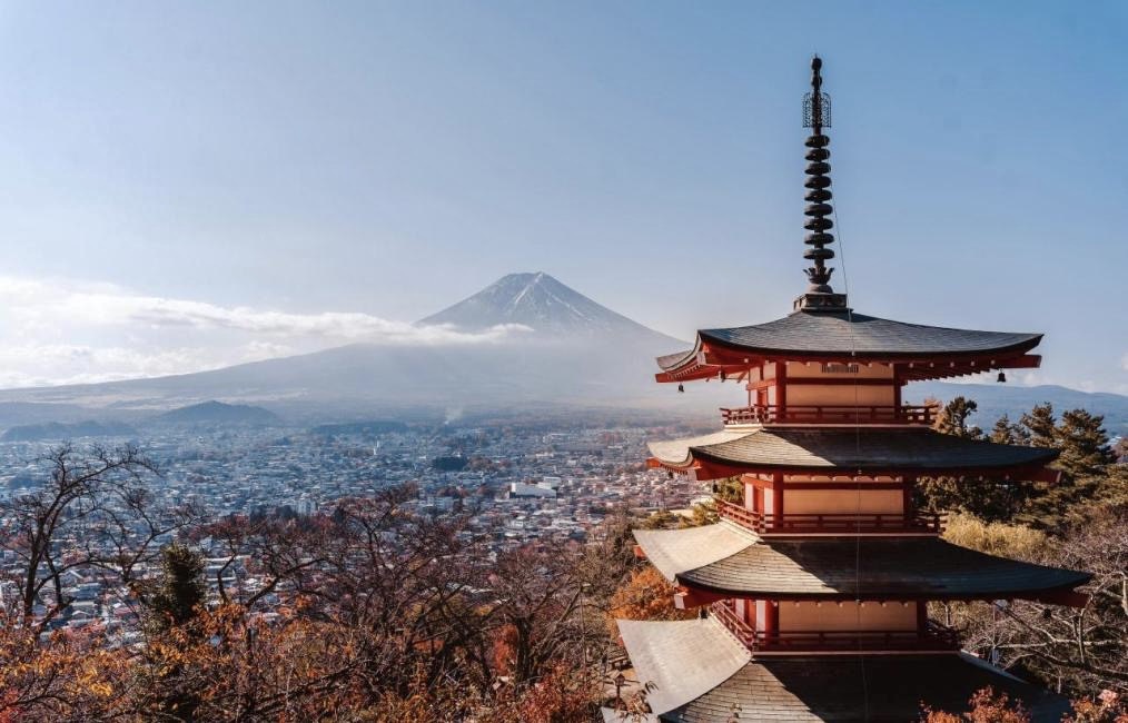 新倉山浅間公園からは、五重塔と富士山が織りなす絶景を一望できます。桜の季節には華やかに、紅葉の季節には趣深く彩られるその景観は、東京発の日帰り富士山旅行をより印象深いものにしてくれます。