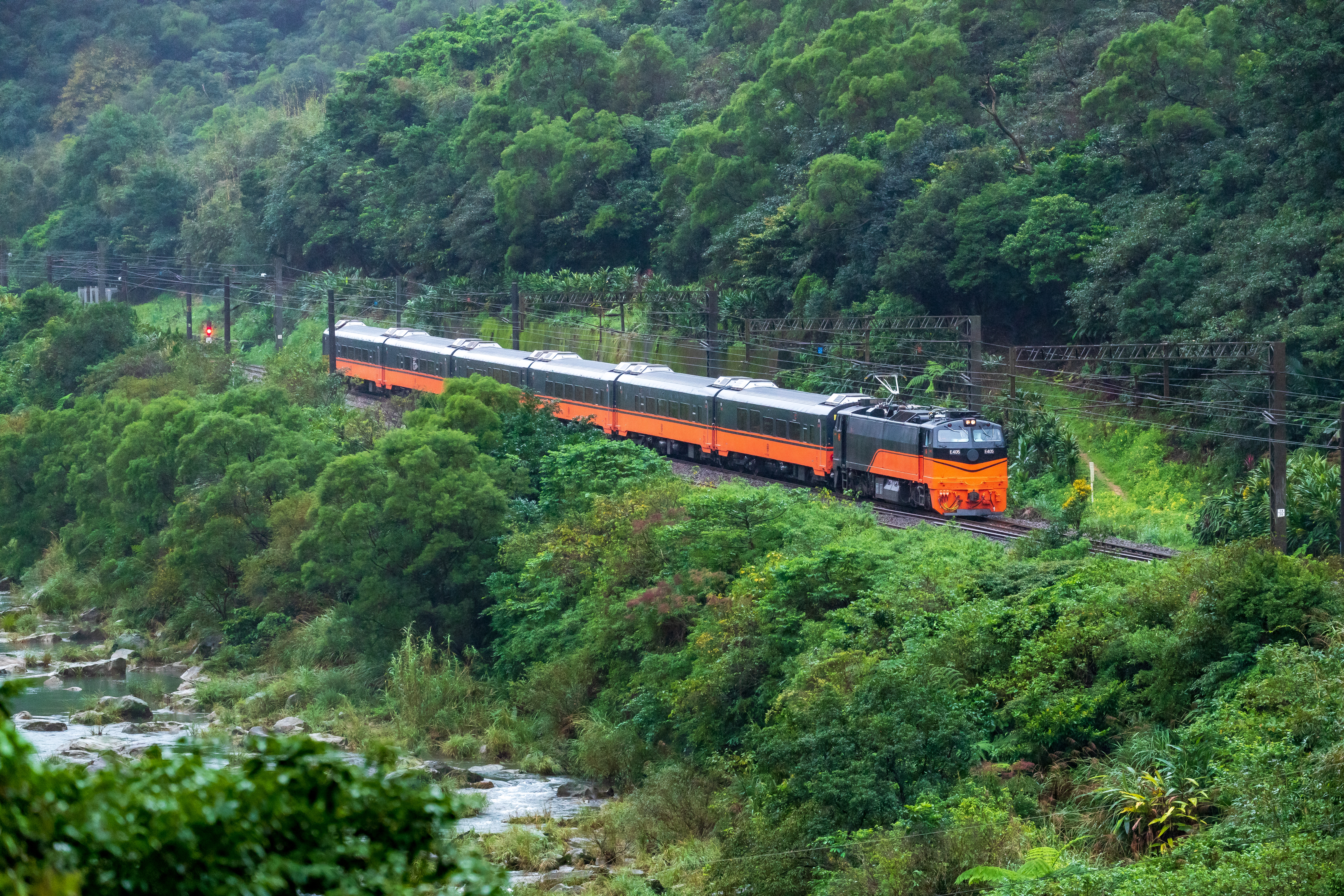 Taiwan’s tourism train “Mingri Kitchen” has won multiple international design awards, including Japan’s pioneering Good Design Award for sightseeing trains. Commissioned by Taiwan Railways, the train was led by design director Chiu Po-wen of Po-Cheng Design, with carriages fully refurbished to break from tradition and introduce fresh ideas. Inspired by “the autumn wind,” it applies minimalist aesthetics, reimagining the 70-year-old Juguang Express into an all-new travel experience.