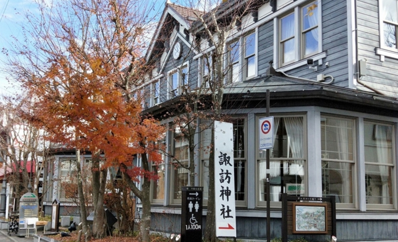 漫步舊輕井澤銀座街道,甜點與果醬名店香氣引路,伴手禮一次買齊;再走進聖保羅教堂木造歐風的靜謐光影,為旅程添優雅儀式感。