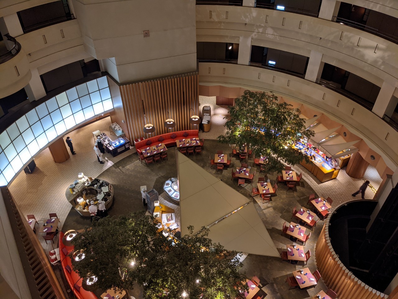 |Shangri-La Far Eastern Tainan・Panoramic Views of the Old Capital| Shangri-La Tainan is in the city center—the first international five-star hotel in Tainan. With 334 guestrooms, it blends modern facilities with warm local hospitality, making it a top choice for business and leisure travelers. Near Tainan Rear Railway Station, it’s perfectly placed to explore this historic, cultural city. During your stay, you can easily reach shopping spots like FE Mega Tainan. At night, unwind at the hotel’s luxurious spa for an exceptional stay.