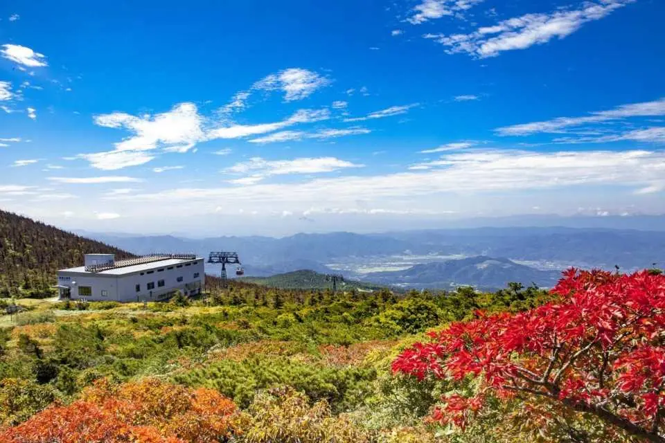 山頂に到着すると、山々や高原の雄大な景色を一望できます。