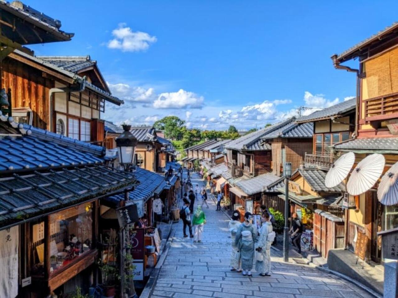 【二寧坂】二寧坂是通往清水寺的古老石板坡道街，是京都代表性的傳統街景之一。這條坡道兩旁是傳統木造建築、茶屋、和風雜貨店與抹茶甜點店，洋溢著濃厚的京都風情。